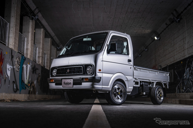 新しくカタログに掲載されているスーパーキャリイ専用のフェイスリフトキットを装着したデモカー