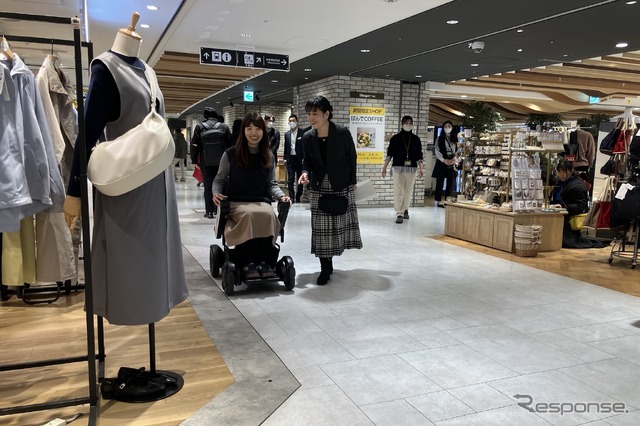 駅直結ショッピングセンターのシャポー市川で近距離モビリティ『WHILL』の無料レンタル