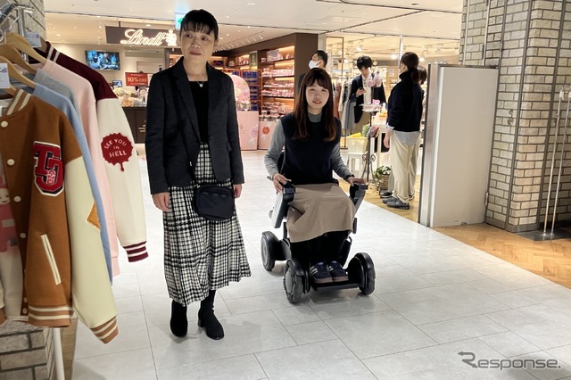 駅直結ショッピングセンターのシャポー市川で近距離モビリティ『WHILL』の無料レンタル