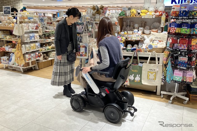 駅直結ショッピングセンターのシャポー市川で近距離モビリティ『WHILL』の無料レンタル