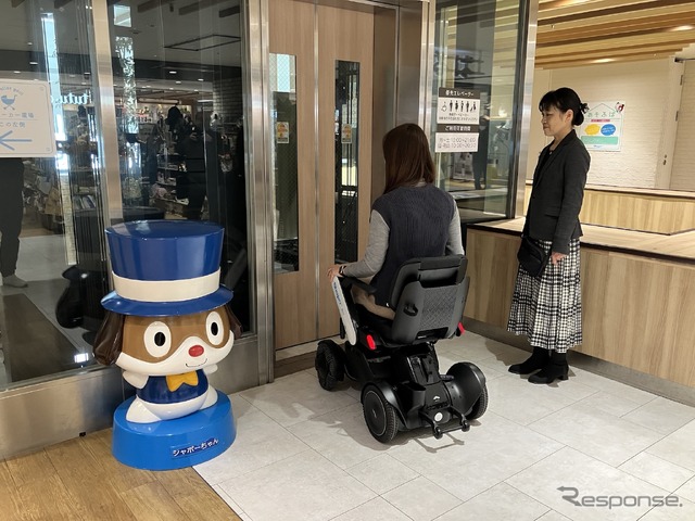 駅直結ショッピングセンターのシャポー市川で近距離モビリティ『WHILL』の無料レンタル