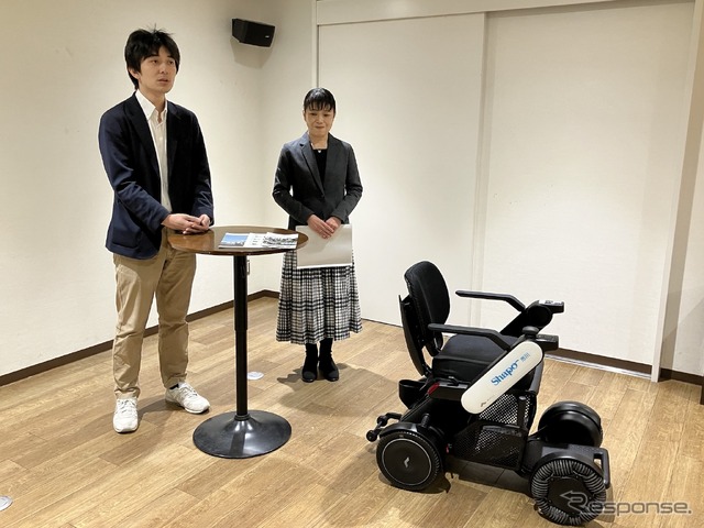 WHILL社の杉浦本部長(向かって左)とジェイアール東日本都市開発の柳澤執行役員
