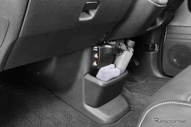 カーメイト「N-BOX専用増設電源ソケット&USB ダウンライト付き」