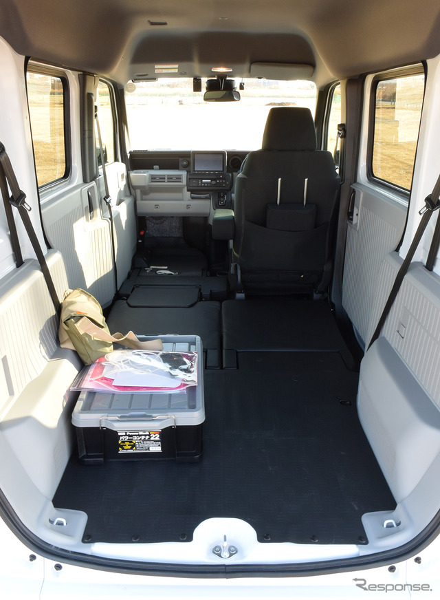 助手席をダイブダウン格納可能なのが特徴。その場合荷室は後端から助手席足元まで完全フラットとなる。