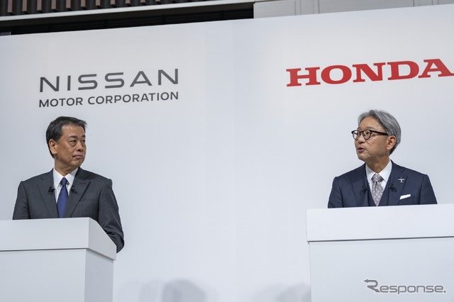 日産の内田社長(向かって左)とホンダの三部社長(2024年12月)