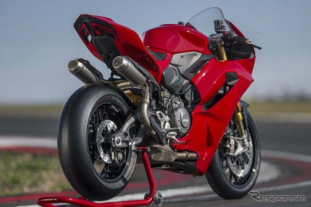 シート下に2本装備するサイレンサー。ライダーに近いところにサイレンサーがあり、ドゥカティサウンドを楽しみやすい。