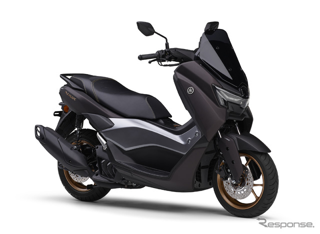 ヤマハの軽二輪スクーター『NMAX155 ABS』の2025年モデル(マットダークレディッシュグレーパール1)