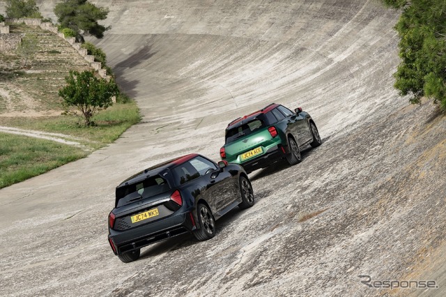 MINI ジョン・クーパー・ワークスE(向かって左)とMINI ジョン・クーパー・ワークス・エースマンE