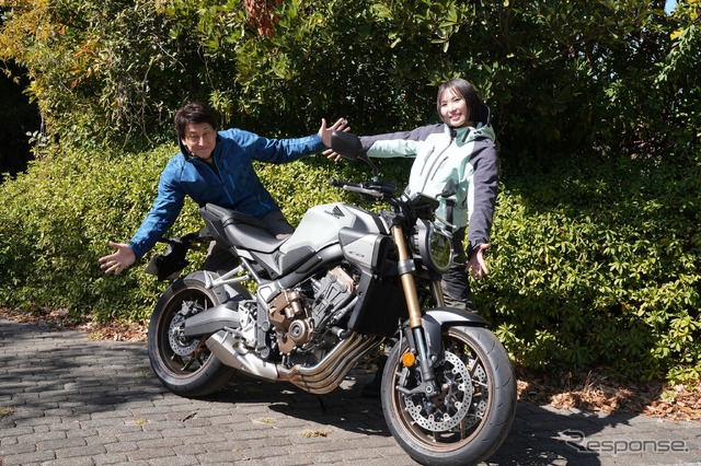 丸山浩(左)、まあさ(右)とホンダ CB650R E-Clutch