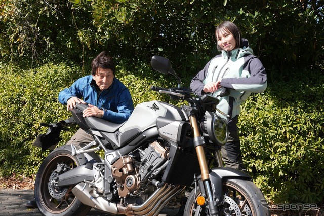 丸山浩(左)、まあさ(右)とホンダ CB650R E-Clutch