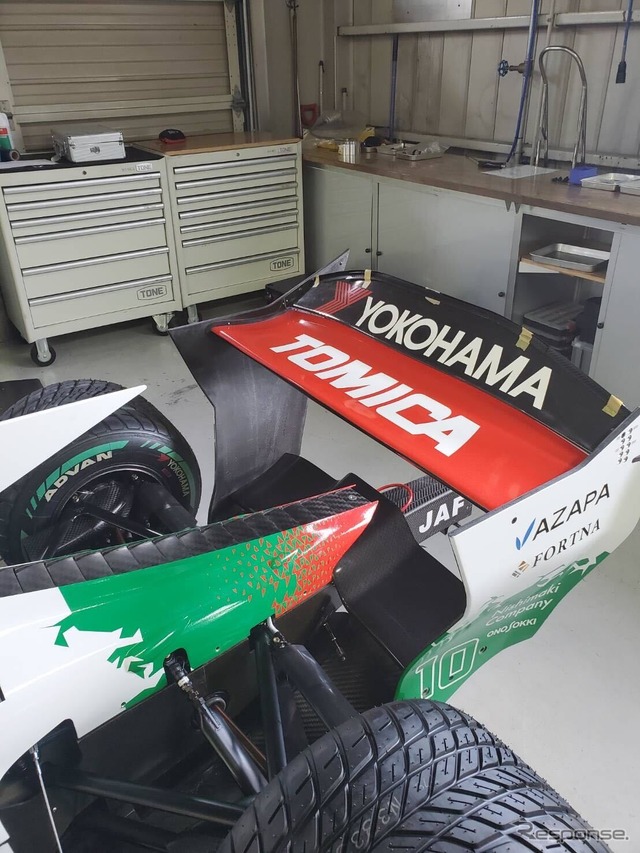 レーシングマシン(車両)リアウィングの TOMICA ロゴ