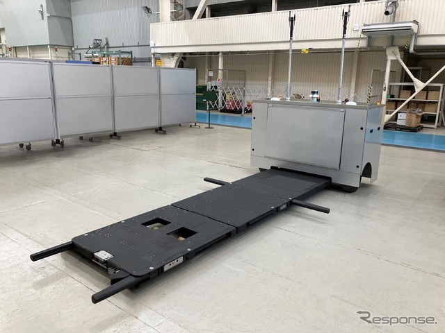 三菱重工グループの三菱重工機械システム（MHI-MS）が開発した自動車を自律的に運搬する車両搬送ロボット
