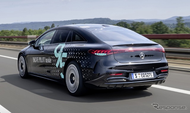メルセデスベンツが自動運転中と一目で分かる特殊マーカーライトの認可取得。ターコイズ(青緑)色に光る