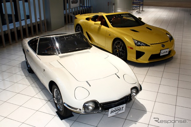 トヨタ2000GTボンドカー（手前）