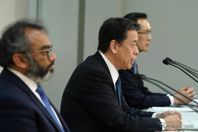 日産自動車、内田誠社長兼CEO(中央、2020年5月)
