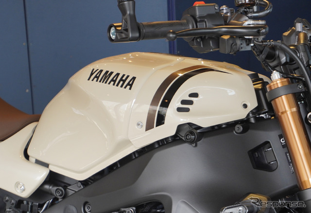 ヤマハ XSR900 2025年モデル(セラミックアイボリー)