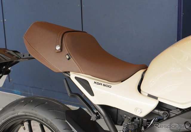 ヤマハ XSR900 2025年モデル(セラミックアイボリー)