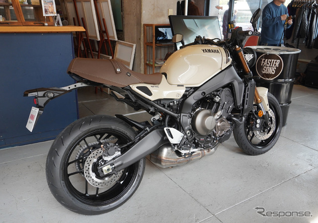 ヤマハ XSR900 2025年モデル(セラミックアイボリー)