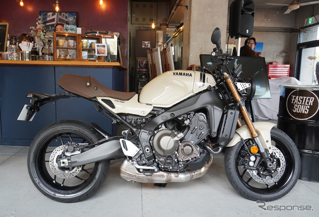 ヤマハ XSR900 2025年モデル(セラミックアイボリー)