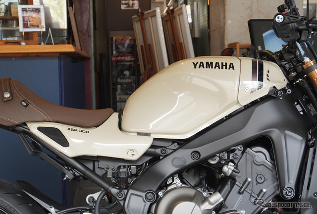 ヤマハ XSR900 2025年モデル(セラミックアイボリー)