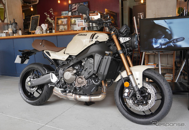 ヤマハ XSR900 2025年モデル（セラミックアイボリー）