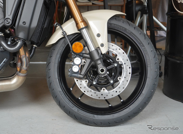 ヤマハ XSR900 2025年モデル(セラミックアイボリー)