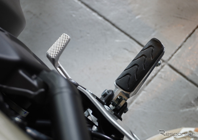 ヤマハ XSR900 2025年モデル(セラミックアイボリー)