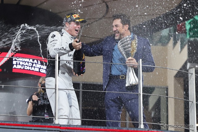 ブラッド・ピット(向かって左)とハビエル・バルデム(2024年12月、F1アブダビGP)
