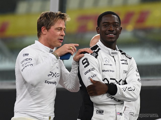 ブラッド・ピット(向かって左)とダムソン・イドリス(2024年12月、F1アブダビGP)