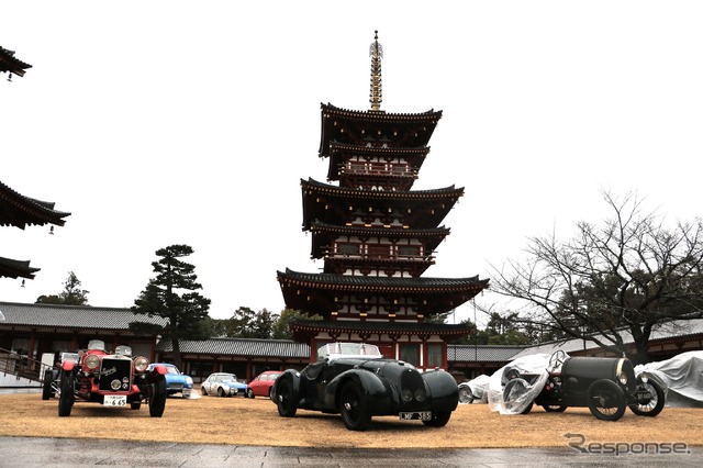 アストンマーティン タイプC(中央)