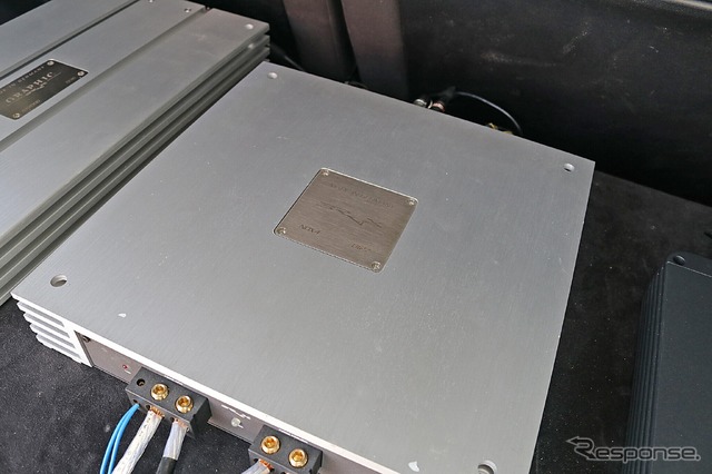 フロント3ウェイのツイーターとミッドレンジを駆動するのがブラックスのNOX4。繊細なサウンドを引き出しクリアサウンドを表現。