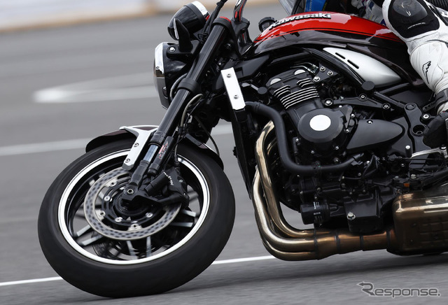 SHOWAハイパフォーマンスシリーズKITを装着したカワサキ Z900RS