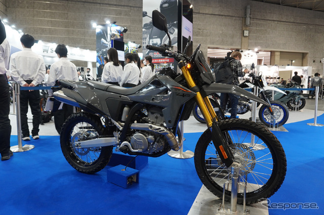 スズキ DR-Z4Sのローシート仕様(大阪モーターサイクルショー2025)