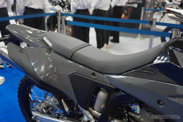 スズキ DR-Z4Sのローシート仕様(大阪モーターサイクルショー2025)