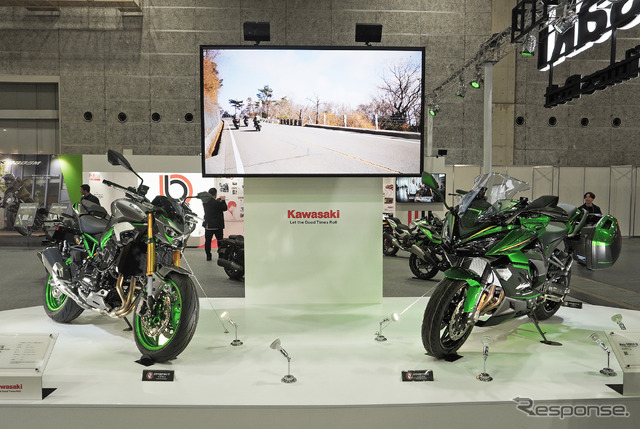 カワサキ Z900 SE(左)とNinja 1100SX SE(右)(大阪モーターサイクルショー2025)