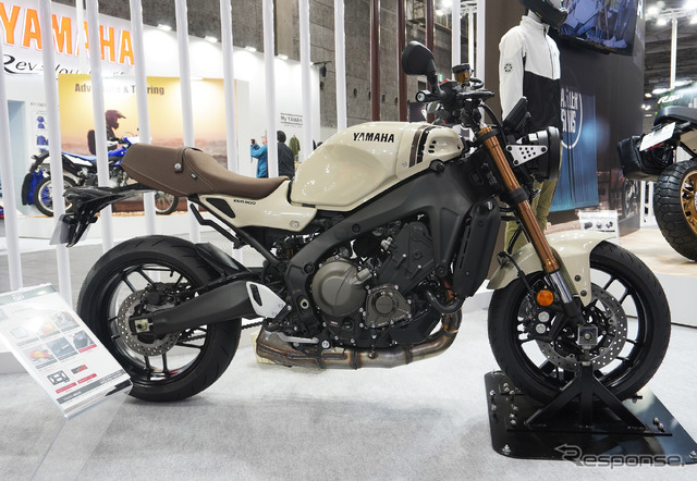 ヤマハ XSR900 ABS 2025年モデルの日本限定カラー「アイボリー」(大阪モーターサイクルショー2025)