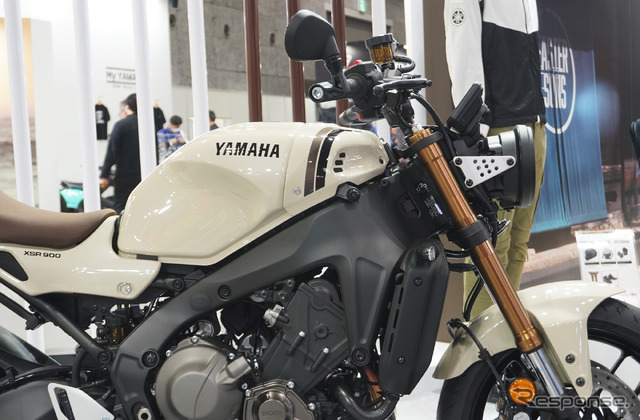 ヤマハ XSR900 ABS 2025年モデルの日本限定カラー「アイボリー」(大阪モーターサイクルショー2025)