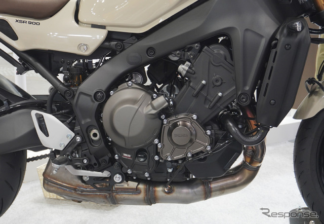 ヤマハ XSR900 ABS 2025年モデルの日本限定カラー「アイボリー」(大阪モーターサイクルショー2025)