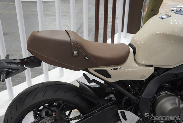 ヤマハ XSR900 ABS 2025年モデルの日本限定カラー「アイボリー」(大阪モーターサイクルショー2025)