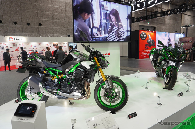カワサキ Z900 SE(左)とNinja 1100SX SE(右)