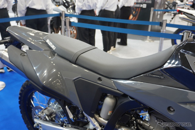 ローシート仕様のスズキ DR-Z4S(大阪モーターサイクルショー2025)