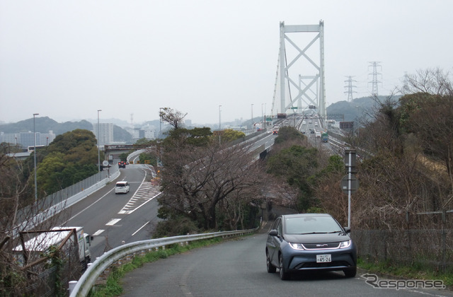 本州と九州を結ぶ関門橋をバックに記念撮影。