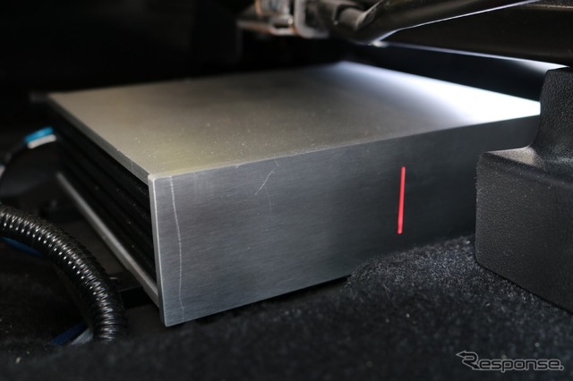 auneのGTS1はシート下に設置してスペース効率をムダにしていない。再生データのクオリティも含めて高音質に寄与する。