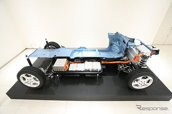 日産の新型EV…超未来的ルックスが判明!!