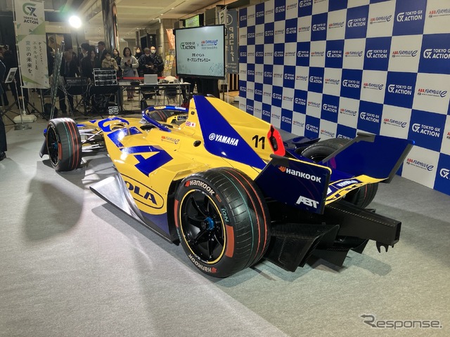 東京都庁に展示されたフォーミュラEマシン(2月)