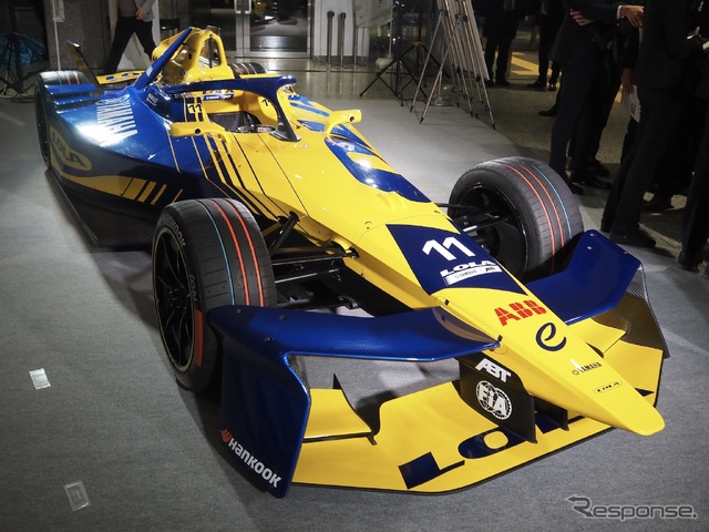東京都庁に展示されたフォーミュラEマシン(2月)