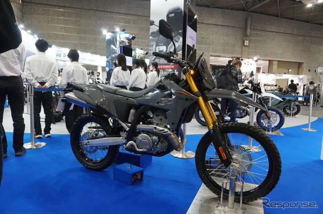 ローシート仕様のスズキ DR-Z4S(大阪モーターサイクルショー2025)