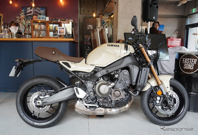 ヤマハ XSR900 2025年モデル（セラミックアイボリー）