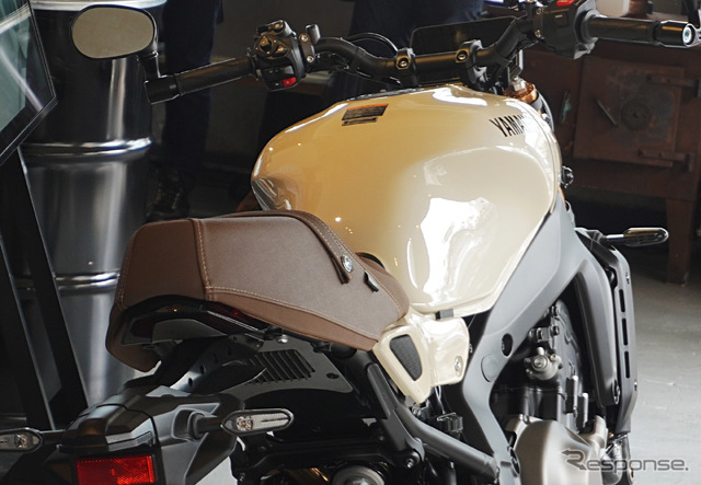 ヤマハ XSR900 2025年モデル(セラミックアイボリー)