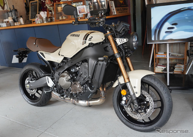 ヤマハ XSR900 2025年モデル(セラミックアイボリー)
